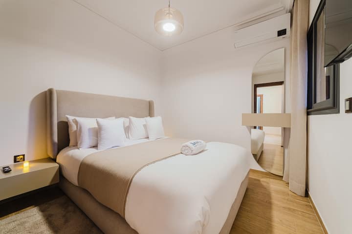 Удобна двокреветна спална соба со чисти чаршафи и простор за складирање.