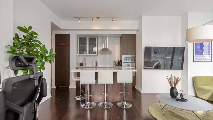 Lake View 2BR I Near CN Tower! gallery image 2