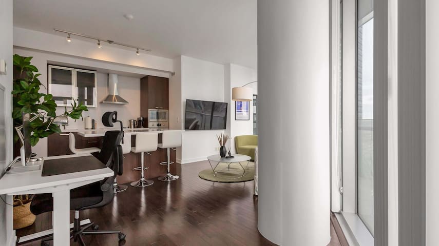 Lake View 2BR I Near CN Tower!