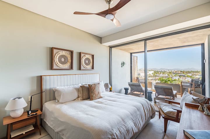Quarto com cama King Size e terraço