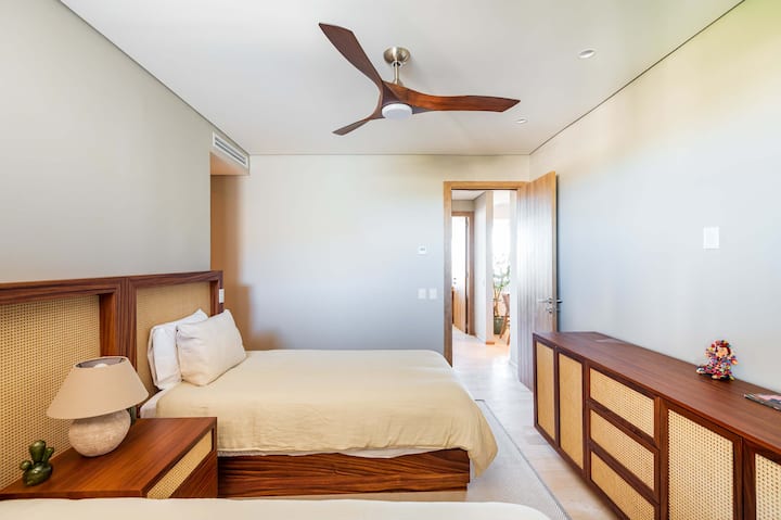 Quarto com duas camas de solteiro