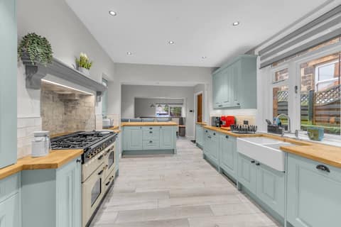 Harrogate Heights - Sleeps 16 - Central Location