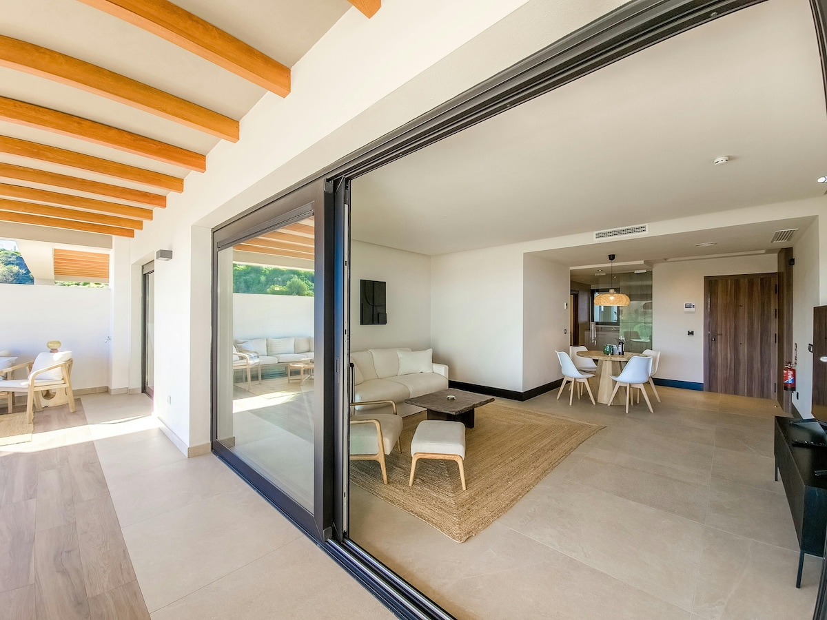 Anuncio de Airbnb popular: New 2BR Apartment | Stunning Sea Views | 2 Pools! en Marbella