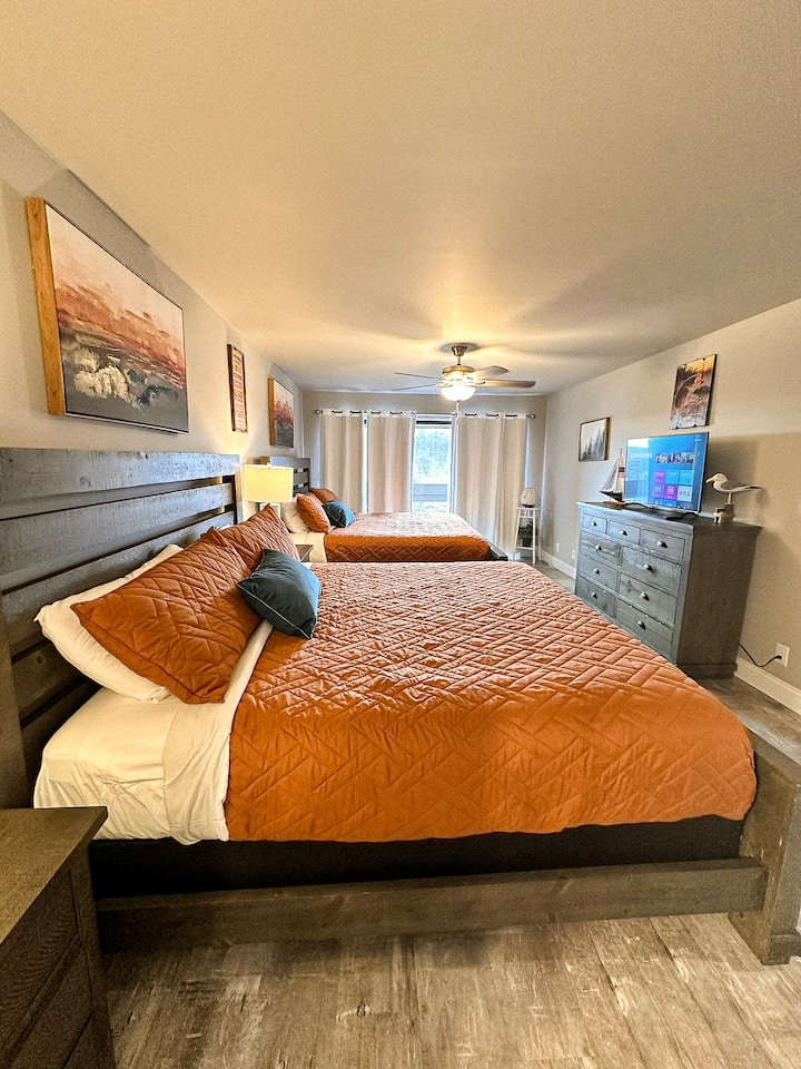  غرفة نوم واسعة بسريرين كبيرين، مثالية لاستيعاب ضيوف إضافيين.