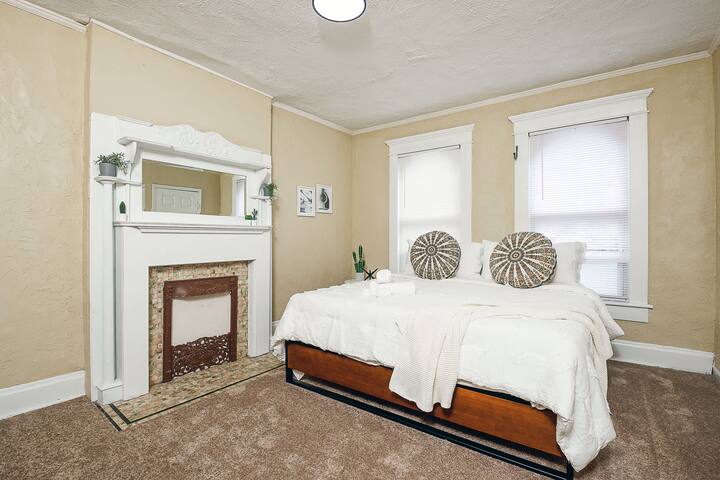 Historic Gem Perfect for Groups and Long Stays gallery image 3