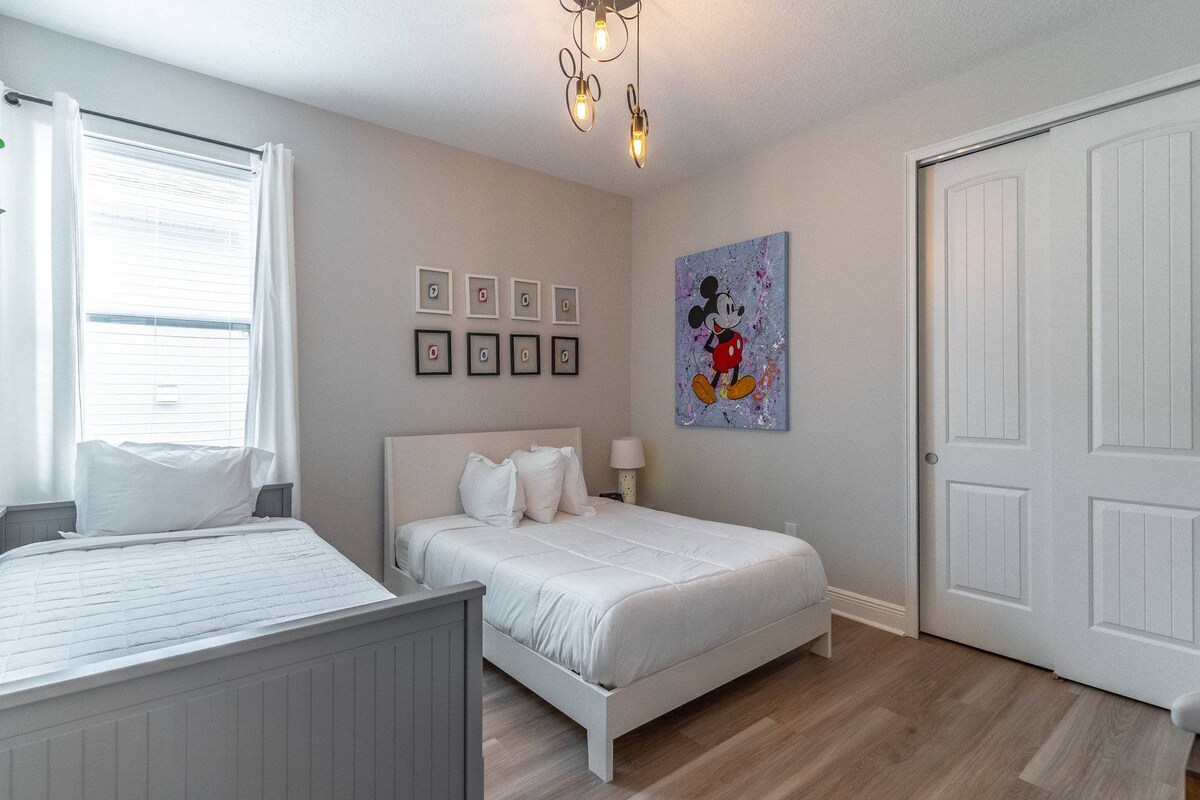 غرفة نوم كاملة / مزدوجة في الطابق العلوي مع تلفزيون مثبت على الحائط