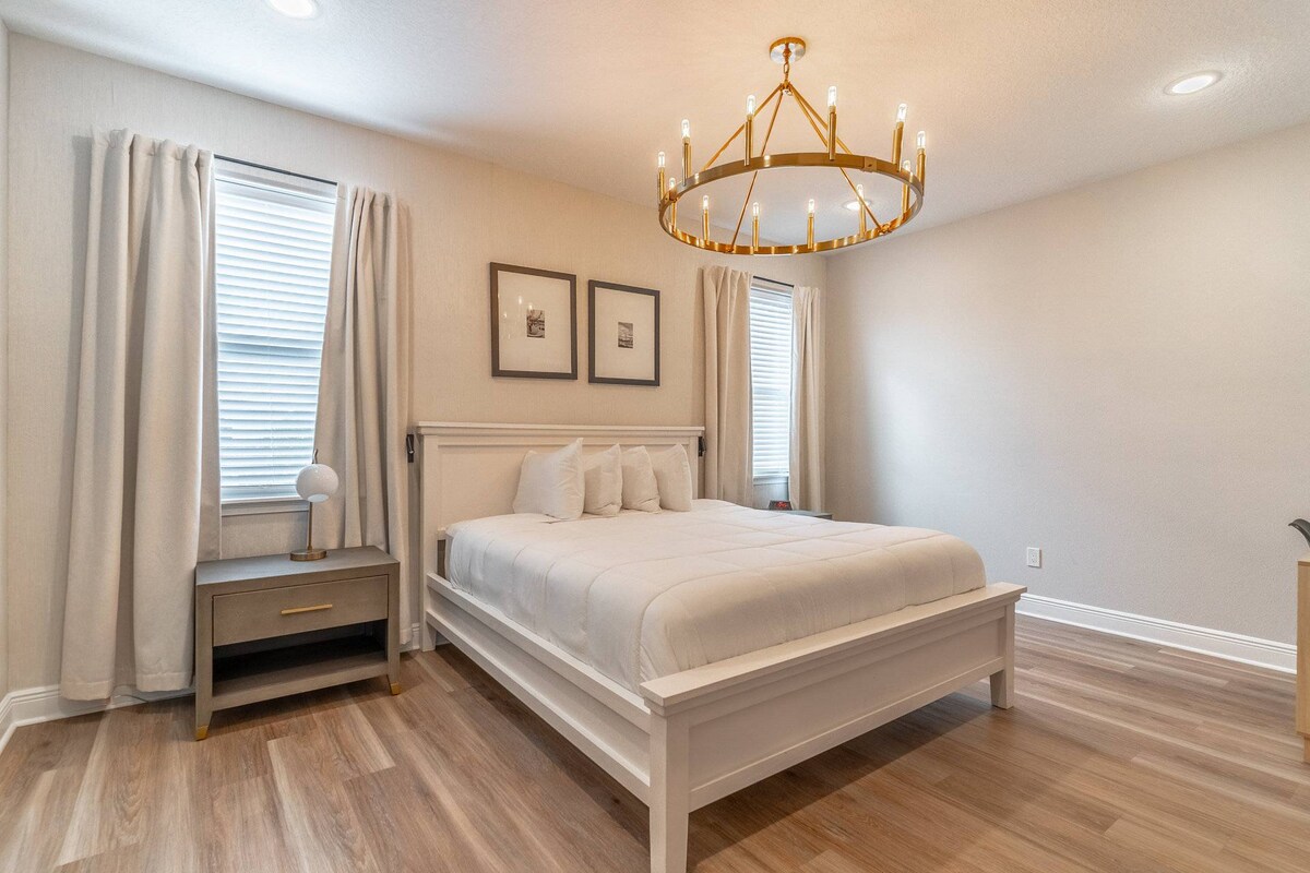 غرفة نوم رئيسية في الطابق العلوي مع/حمام داخلي ومنطقة عمل مخصصة