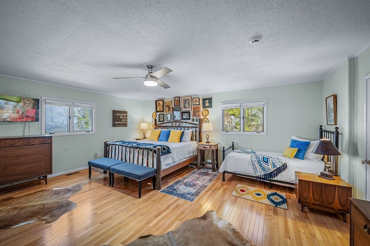 Спалнята „Аристоъп“ има двойно легло king size и единично легло и 43 - инчов Roku телевизор за стрийминг на любимите ви абонаменти.  