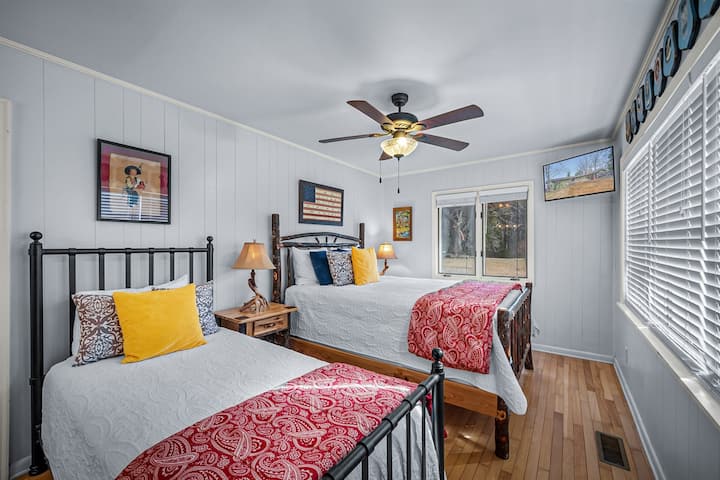 Третата фамилна стая разполага с двойно и единично легло с удобно спално бельо и 32 - инчов смарт телевизор за стрийминг на любимите ви абонаменти.