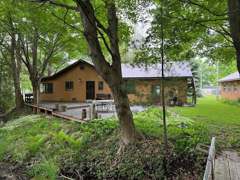 One Cozy Cottage-Leaf Peeping & Lakeside Strolling