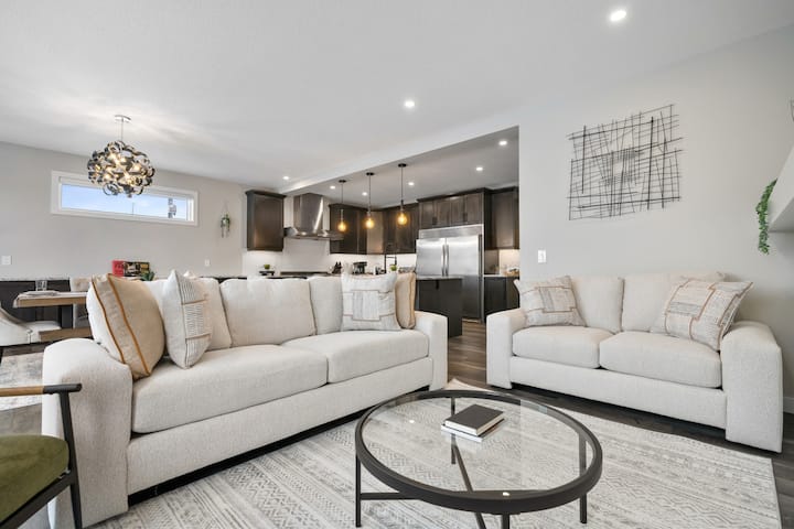 Luxury Group Home • Karaoke, Games & Sleeps 14 - Calgary