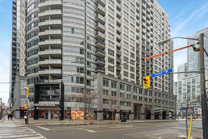 Two-Story 3BR Penthouse Downtown! gallery image 5