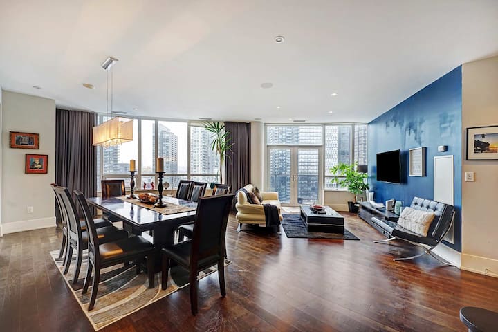 Two-Story 3BR Penthouse Downtown! gallery image 2