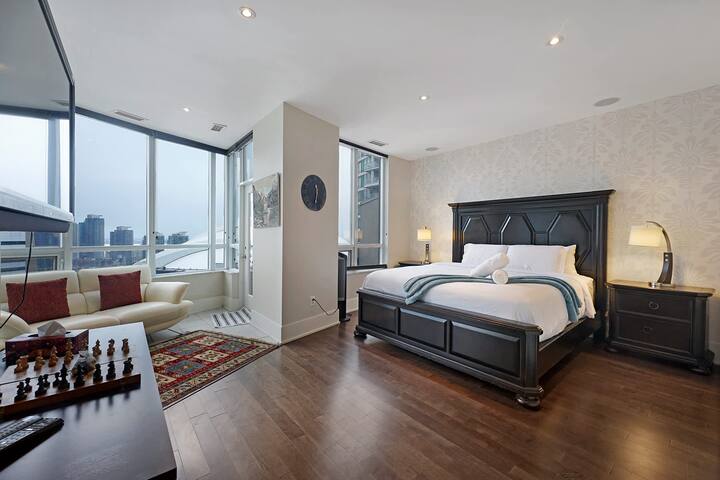 Two-Story 3BR Penthouse Downtown! gallery image 3