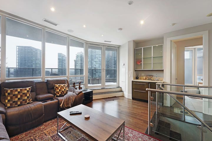 Two-Story 3BR Penthouse Downtown! gallery image 4
