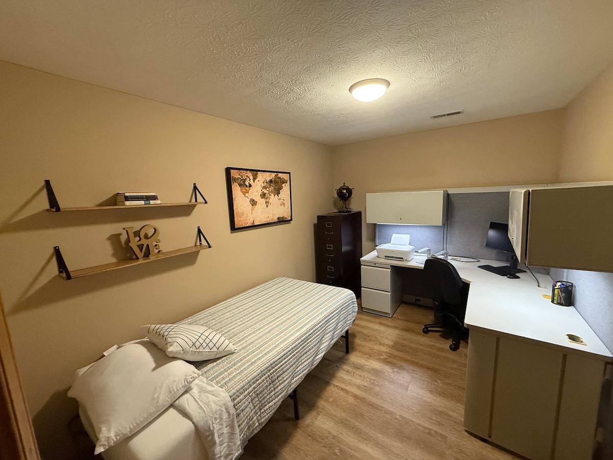 Двокреветна соба во подрум со канцеларија