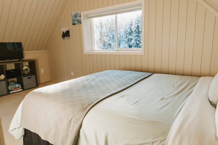 Chambre n °2 à l'étage, cette chambre dispose d'un lit queen size confortable.