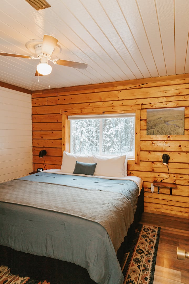 La chambre confortable en bas (n °3) dispose d'un grand lit king size confortable et d'un grand espace de rangement.