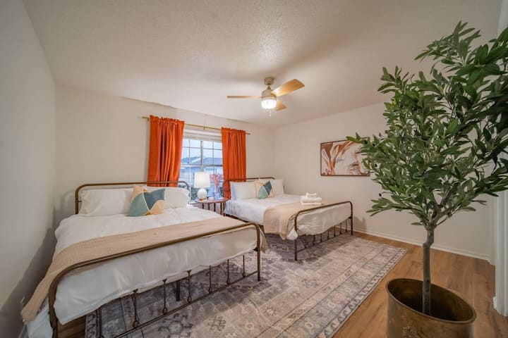 Оваа светла и привлечна спална соба има два удобни кревета, топла природна светлина и стилски декор - совршен за семејства или групи.