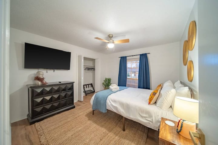 Удобна и стилска спална соба со мек кревет, модерен декор и релаксирачки природни тонови.