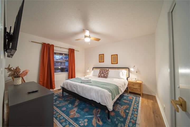 Оваа мирна спална соба има кадифен брачен кревет, удобно осветлување и тепих со тематика со пеперутка - совршен за опуштање по еден ден истражување.