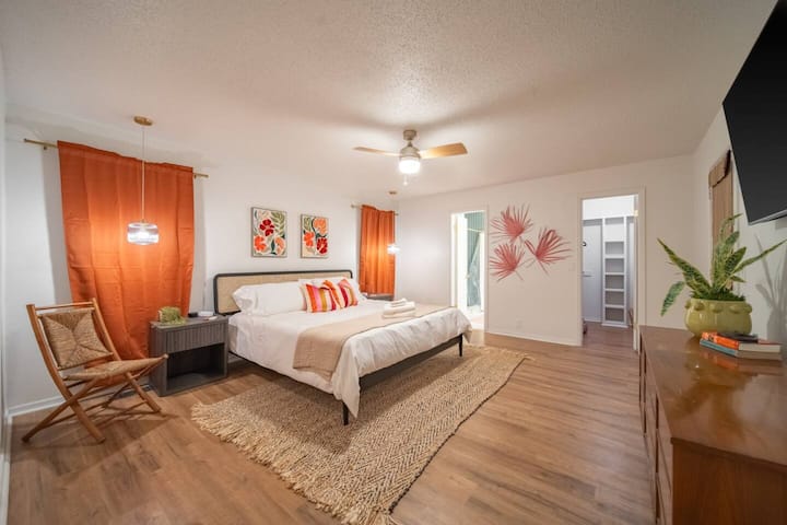 Просторен главен апартман со топли тонови, модерен декор и релаксирачка атмосфера за совршено одморање.