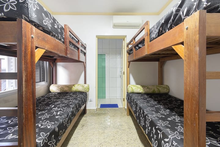 Кревет на спрат,кревет,фотографија од целата соба,спална соба