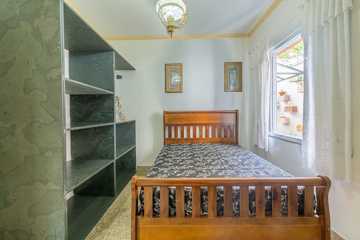 Кревет,фотографија од целата соба,спална соба