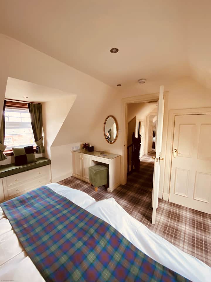 Ваканционна къща, спалня с 2 отделни легла, може да се предложи като суперголямо двойно легло. тоалетка и стол, гардоп , закачалки.