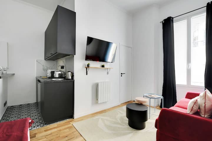 סלון כולל: מיטה זוגית, ספה נפתחת זוגית לשני אנשים, טלוויזיה. 
