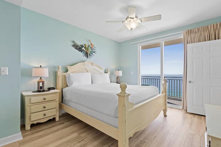 ห้องนอนหลักพร้อมระเบียง