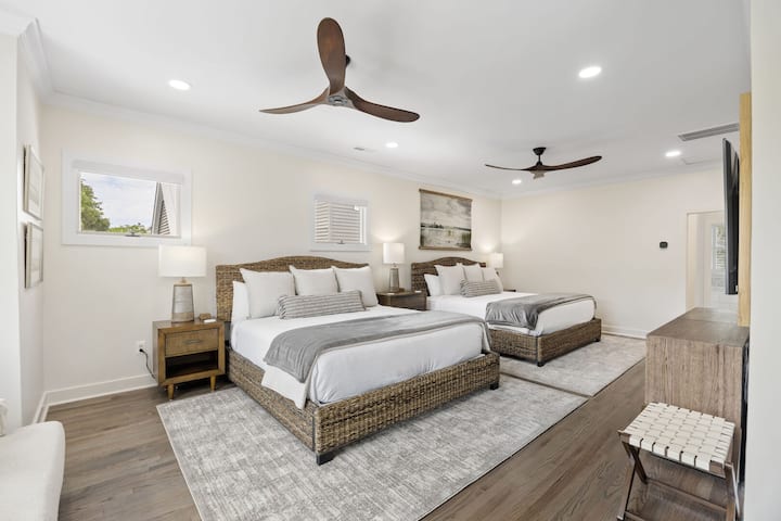 Dormitorul 4: suită cu două paturi king-size, TV, baie privată, etajul 2