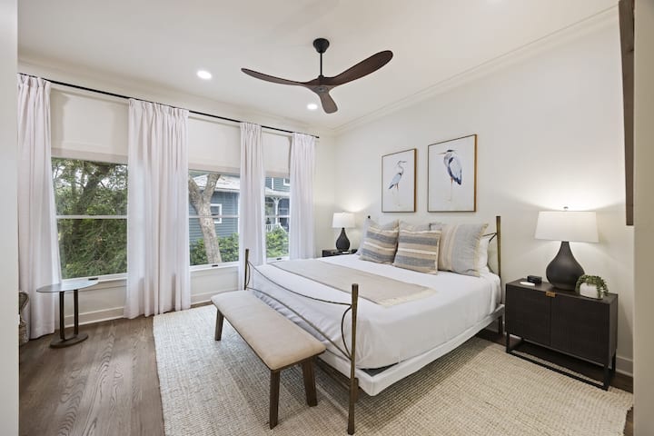 Dormitor 2: pat matrimonial, baie privată, etajul 1