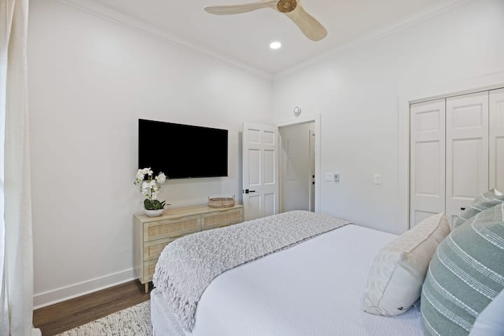 Dormitorul 3: pat matrimonial, TV, baie pe hol, etajul 1