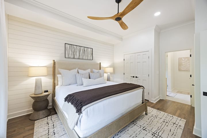 Dormitorul 1: suită King, TV, baie privată, etajul 1