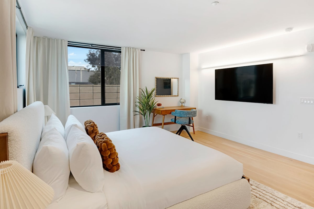 Televisor de 65 polzades al dormitori 2