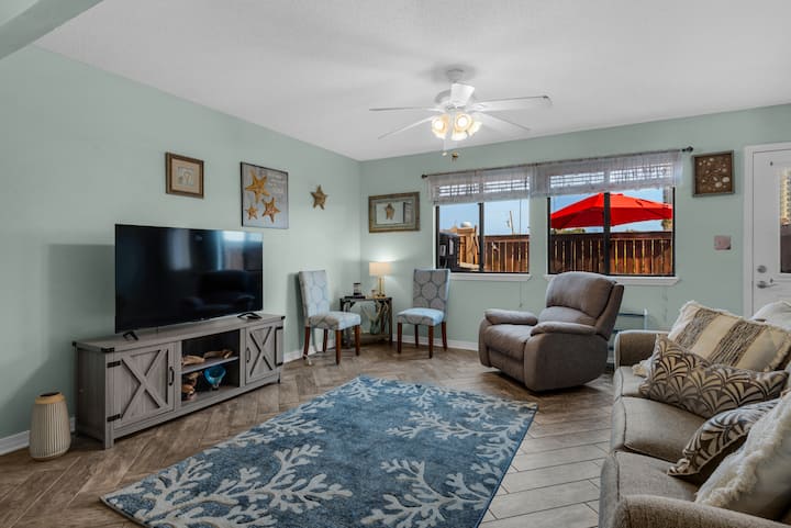 Sugar Beach C-11-fenced Yard, Gulf Side, & Pool! - Pensacola Beach, FL