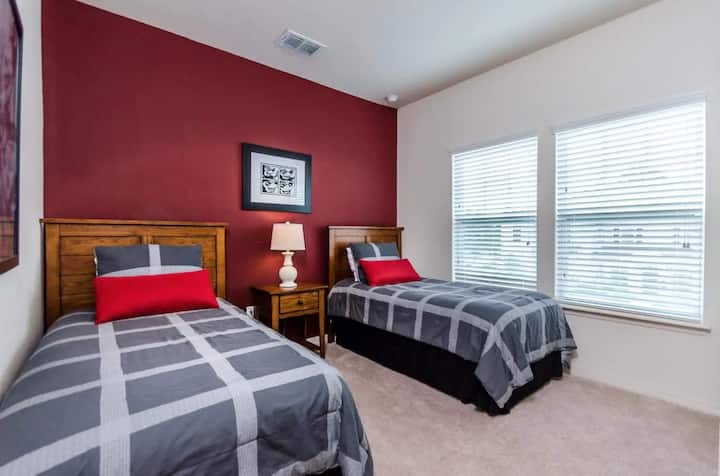 Opustite se u ovoj elegantnoj sobi s bračnim krevetom i bračnim krevetom.