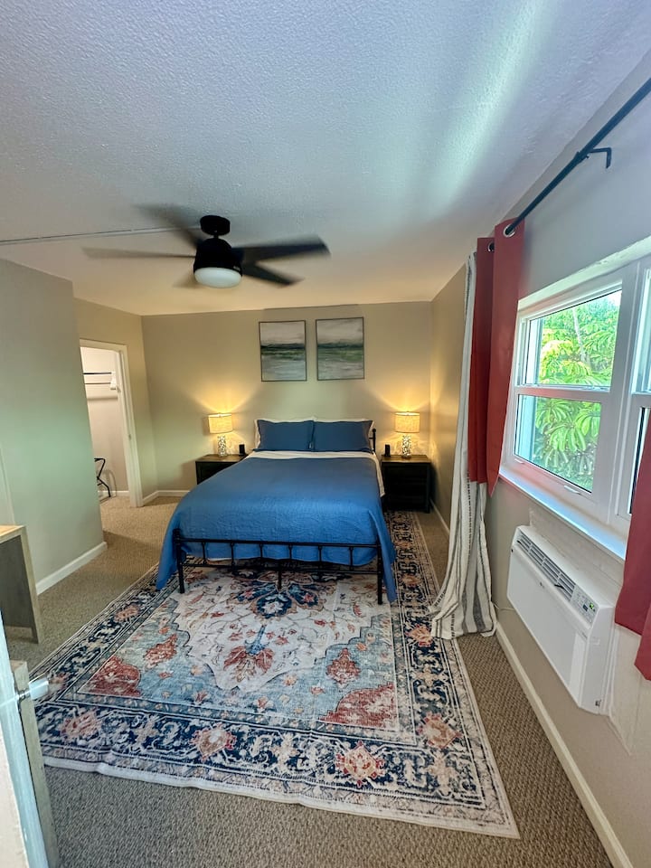 Dormitorio separado con cama tamaño queen.