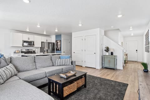 Successful Airbnb property: Garage, Pools, Pickleball N/ American Fork Canyon in Lehi