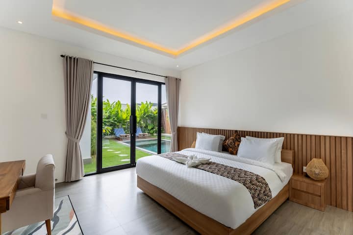 Rohová spálňa s moderným dizajnom a útulnou atmosférou.