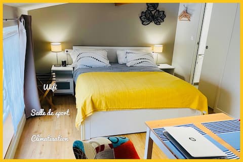 quiet studio upstairs - queen bed - fully equipped