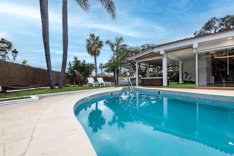Luxury Villa with Pool, Jacuzzi and Gym