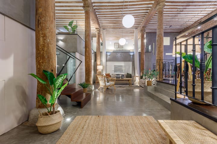 Boho-Chic Loft in Historic 17th Century Trap House