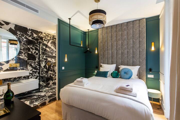 Спалня с двойно легло, осигуряваща спокоен нощен сън.