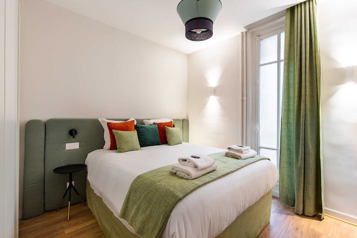 Спалня с двойно легло, осигуряваща спокоен нощен сън.