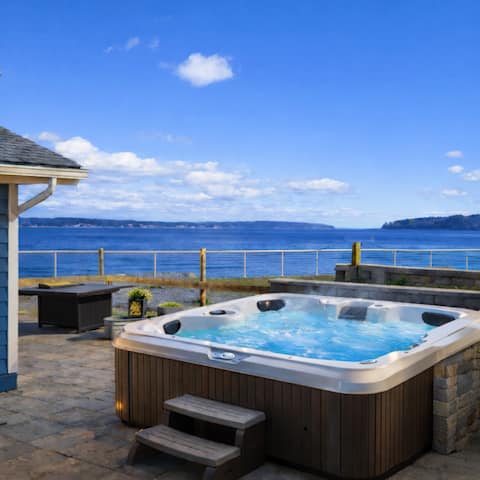 Beachfront home with Hot Tub and Whale Watching