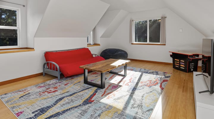 Futón tamaño queen y sala de cine