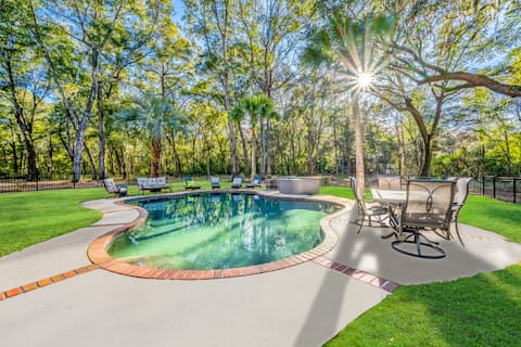Waterfront Manor: Pool, Hot Tub, and Game Room!