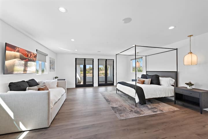 Dormitorio principal: 1 cama tamaño king y sofá cama con baño completo, vestidor y balcón.